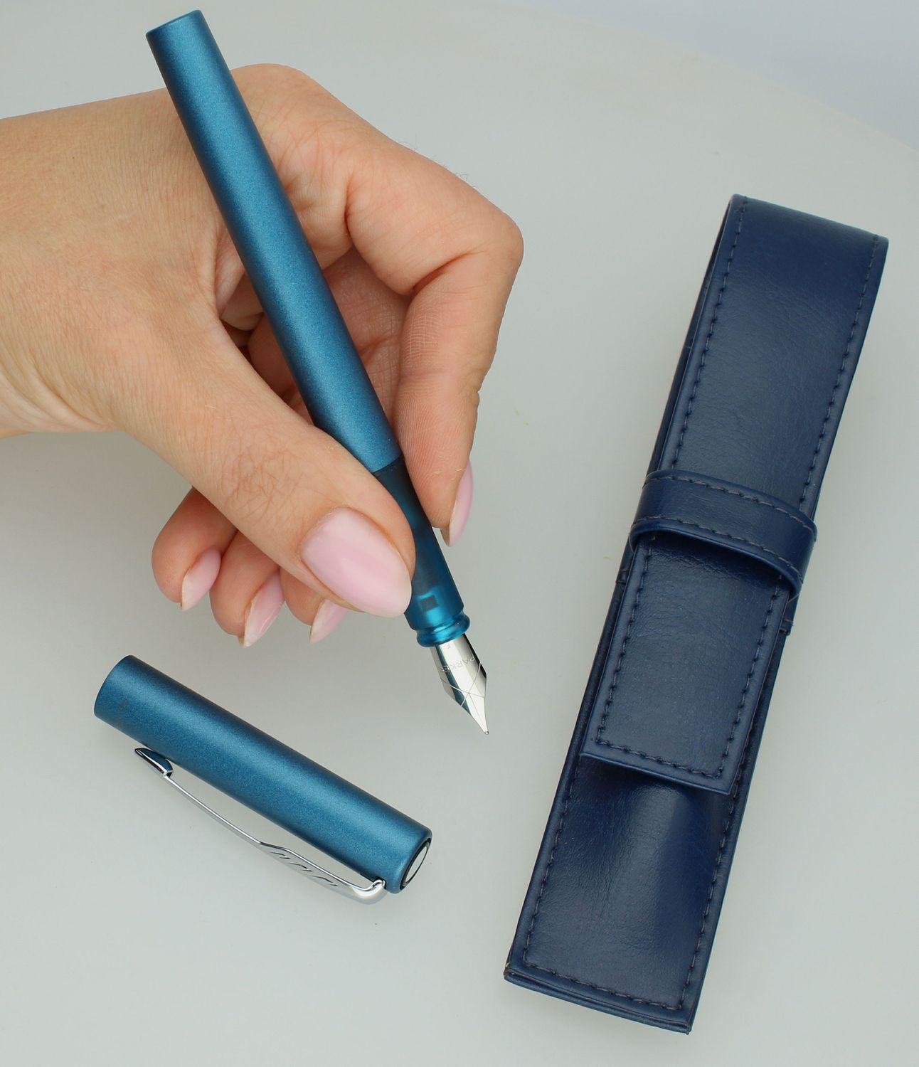 Zestaw Prezentowy Parker Pióro wieczne Vector XL Teal i skórzane etui S0820010 turkus. Zestaw z piórem i etui na prezent (1).jpg